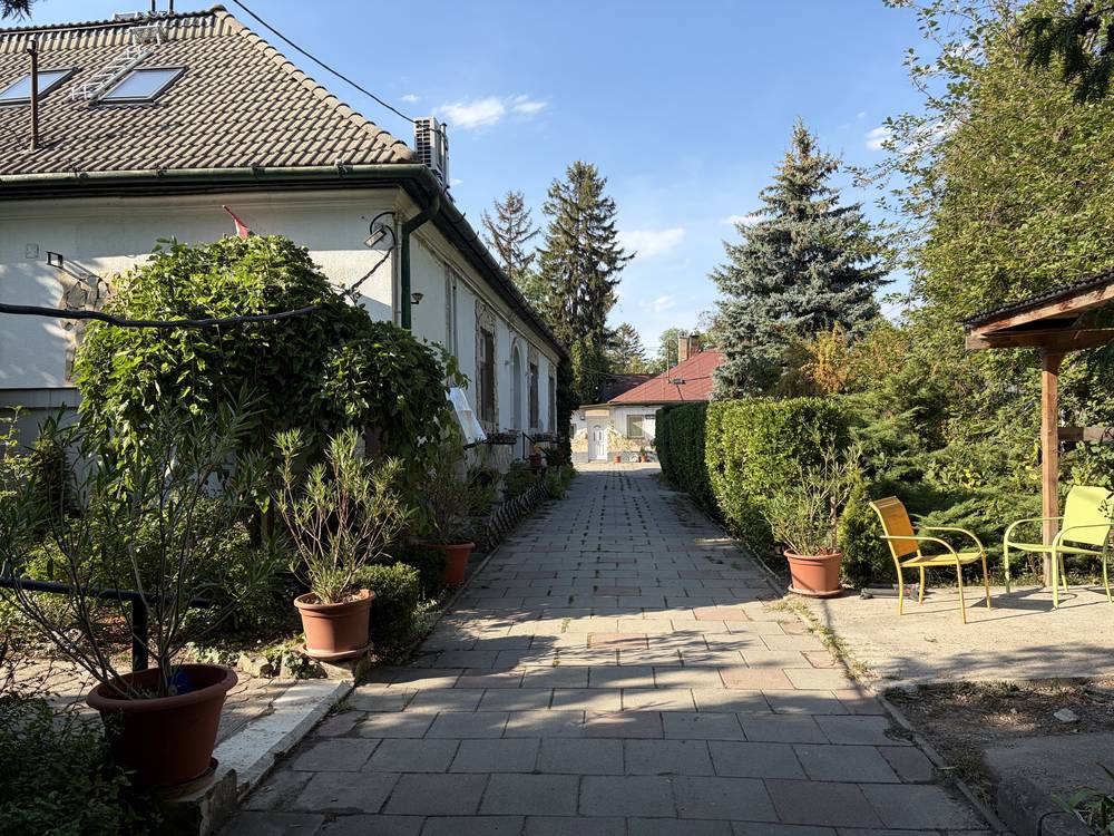 A Medotel Idősek Otthona épülete és környezete